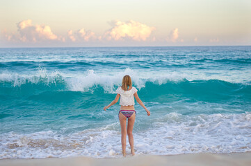 Fototapeta na wymiar Beautiful blonde girl on the beautiful beach of the island of Cozumel, Mexico
