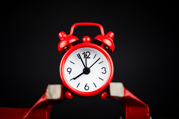 clock alarm on the clamp, the concept of shortage and compressed time