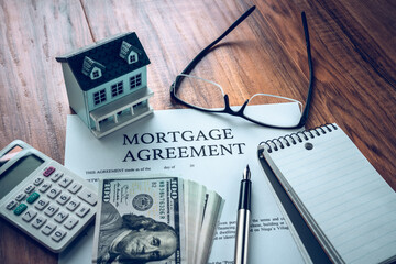 house model with mortgage agreemen