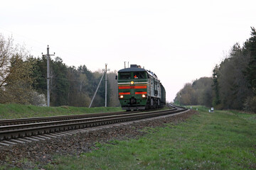 Obraz premium wieczorny pociąg towarowy