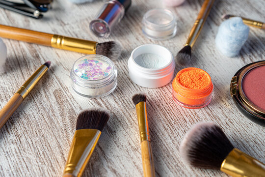 Pigmentos, brochas y brillantina. Varios productos de maquillaje