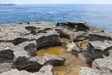 Trou d'eau dans la roche volcanique à Nusa Ceningan, Indonésie	