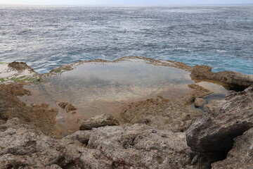 Littoral volcanique à Nusa Ceningan, Indonésie	