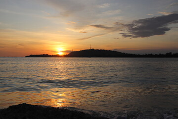 Coucher de soleil sur une plage à Gili Meno, Indonésie	