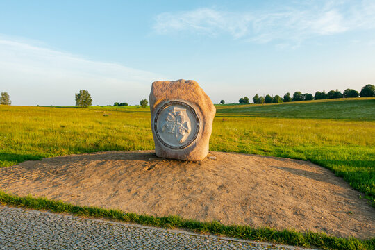 Pomnik kamień głaz pole łąka
