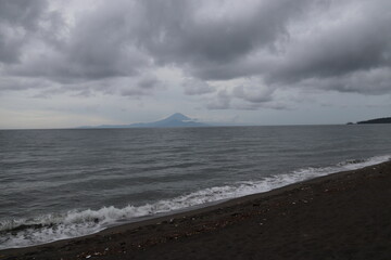 Plage de sable noir à Lombok, Indonésie