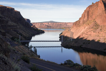 Naklejka premium Narrow bridge over Deschutes river in The Cove Palisades State park in Oregon