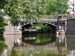 Fototapeta na wymiar Alte Brücke über Alsterkanal