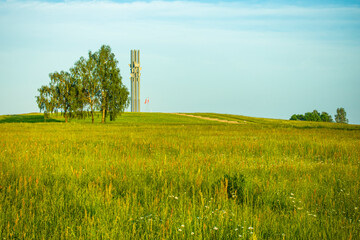 Pole łąka trawa niebo pomnik