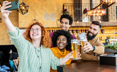 Obraz na płótnie Canvas Group of good friends taking a selfie together inside a cafe