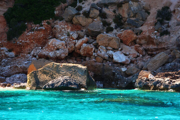 Le scogliere uniche che possono essere ammirate durante le gite in barca nello splendido mare del...