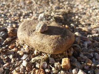 Una hermosa piedra con una piedrecita encima 