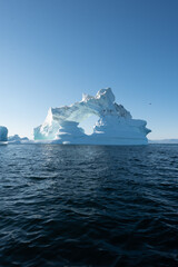 Iceberg flottant, baie de Disko, Groenland.