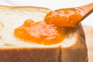 パンにジャムを塗るシーン