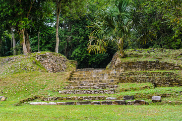 Obraz premium It's Stairs of the ancient mayan ruins in Belize