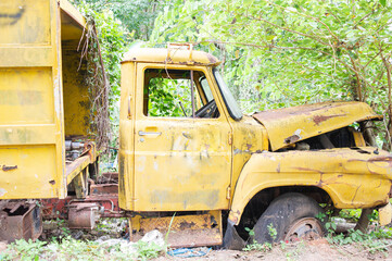 Fototapeta na wymiar Old cars that rust and decay