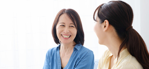 リビングでリラックスする親子