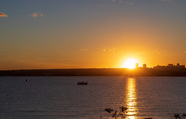 Fototapeta premium Pôr do sol visto do Lago Paranoá em Brasília, Brasil.