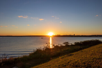 P&ocirc;r do sol visto do Lago Parano&aacute; em Bras&iacute;lia, Brasil.