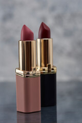 Labiales rojo y rosa acomodados sobre una base de marmol blanco