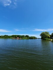 Landschaft in Schleswig - Holstein, hier am gro&szlig;en Eutiner See. Im Hintergrund die sch&ouml;ne alte Badeanstalt