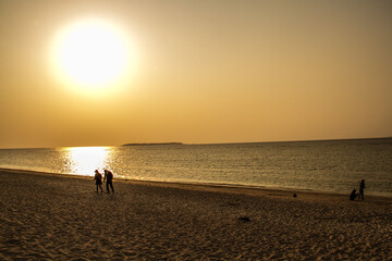 Fototapeta premium 沖縄・瀬底島の夕方のビーチ_09