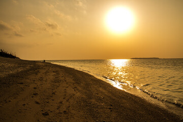 沖縄の瀬底島ビーチに浮かぶ夕日_17