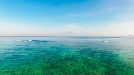 Obraz premium Relaxing seascape with wide horizon of blue sea and clouds on sky