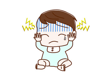 ズキズキと頭痛がひどいお座りの男の子の赤ちゃん