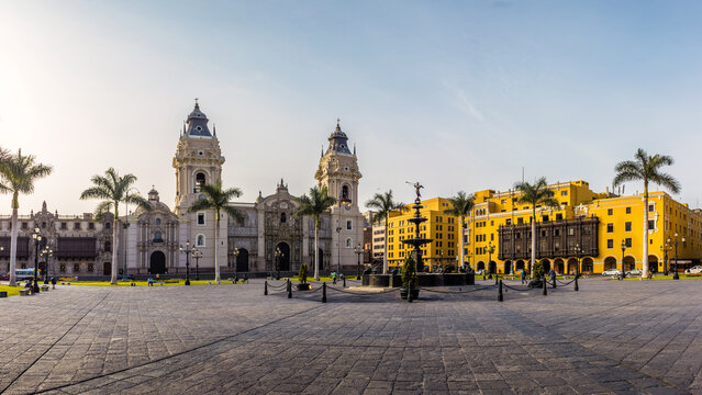 Vista panorámica de la plaza principal de Lima y de la iglesia de la catedral (LIMA, PERU)