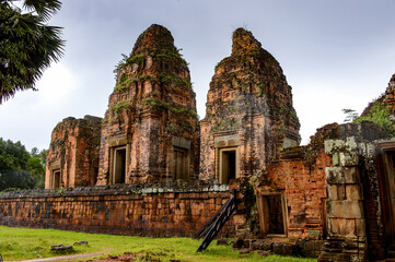 Fototapeta na wymiar It's Pre Rup, a temple at Angkor, Cambodia, the state temple of Khmer king Rajendravarman. It is a temple mountain made of brick, laterite and sandstone construction.
