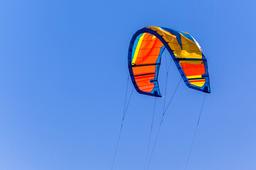  Voile de kitesurf sur fond de ciel bleu 