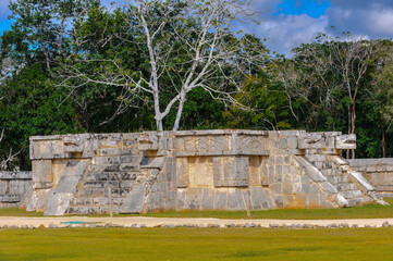 Fototapeta na wymiar It's Ruins of Chichen Itza, a large pre-Columbian city built by the Maya civilization. Mexico