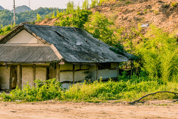 Fototapeta na wymiar Old abandoned house in the countryside