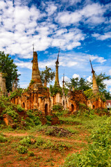Obraz premium It's Shwe Indein Pagoda, a group of Buddhist pagodas in the village of Indein, near Ywama and Inlay Lake in Shan State, Burma