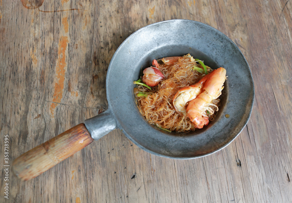 Poster baked shrimp vermicelli in fry pan, top view