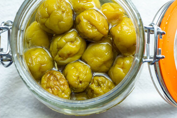 清潔な保存便に付け込んだ梅で作ったシロップ