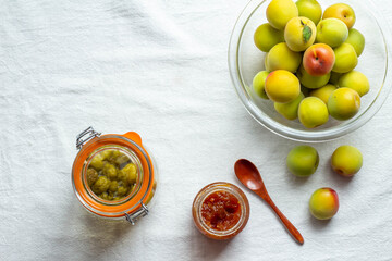 熟した梅の実と手作りの梅ジャムと梅シロップ