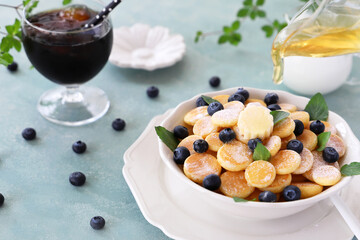 パンケーキシリアルブルーベリー　はちみつをかける　