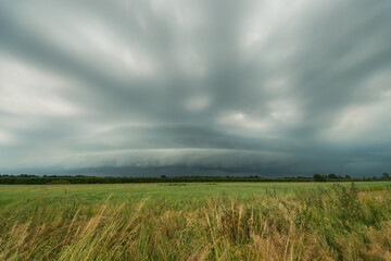 Fototapeta na wymiar Severe thunderstorm with shelf cloud over the wide dutch landscape