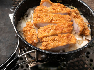 手作りのおいしいアウトドア料理【カツ丼】