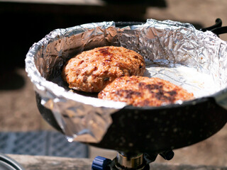 手作りのおいしいアウトドア料理【手作りハンバーグ】