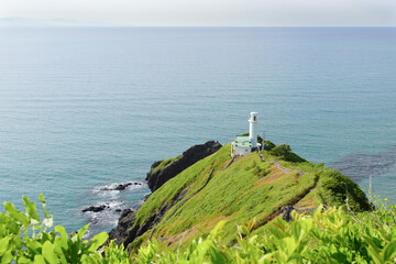 Fototapeta na wymiar 日本海を望む白い灯台・角田浜岬灯台