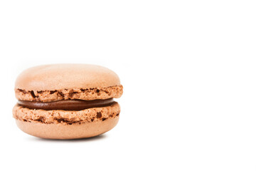 Un macarons de chocolate sobre un fondo blanco liso y aislado. Vista de frente y de cerca. Copy space