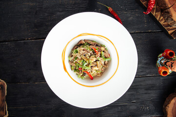 Gourmet udon noodles with vegetables and chicken