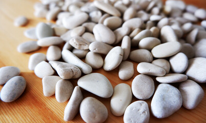 White pebbles stone background wooden table_白い川石