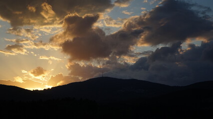 Naklejka na ściany i meble Sonnenuntergang mit Wolken im bayerischen Wald