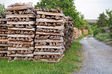 Holzstapel  am Wanderweg