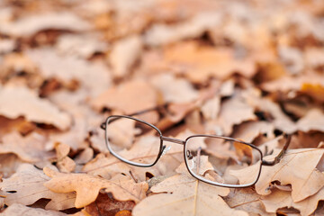 Lost glasses as symbol of sudden vision loss.