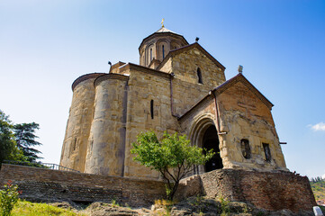 Obraz premium It's Metekhi Church on the elevated cliff that overlooks the Mtkvari river.